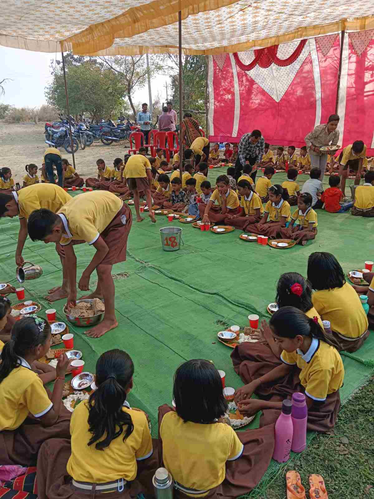 जी. प. उच्च प्राथमिक शाळा काचनगावच्या विद्यार्थ्यांनी घेतला वनभोजनाचा मनमुराद आनंद